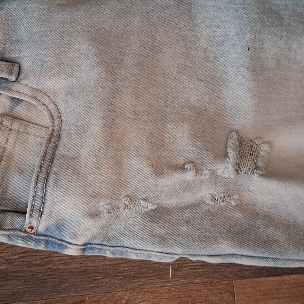 Time And True Womens Distressed Light Washed Jeans EUC - Picture 3 of 6